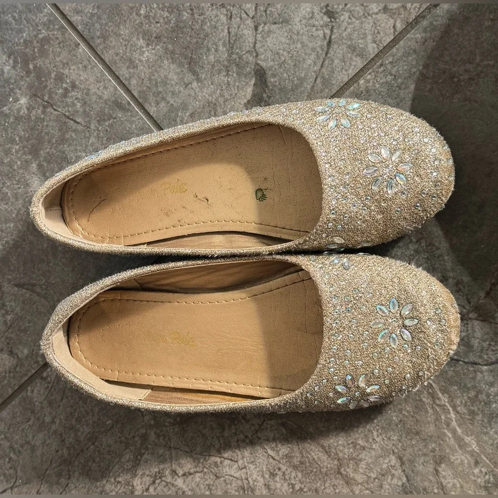 Youth Girls 13 Dream Pairs Gold Glitter Flats with Floral Embellishments